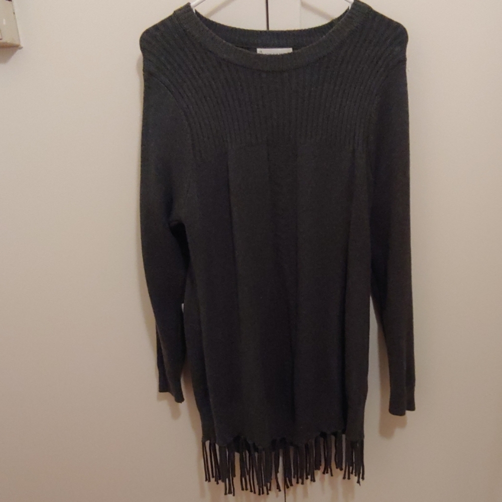 Hunter green sweater with fringes on the bottom